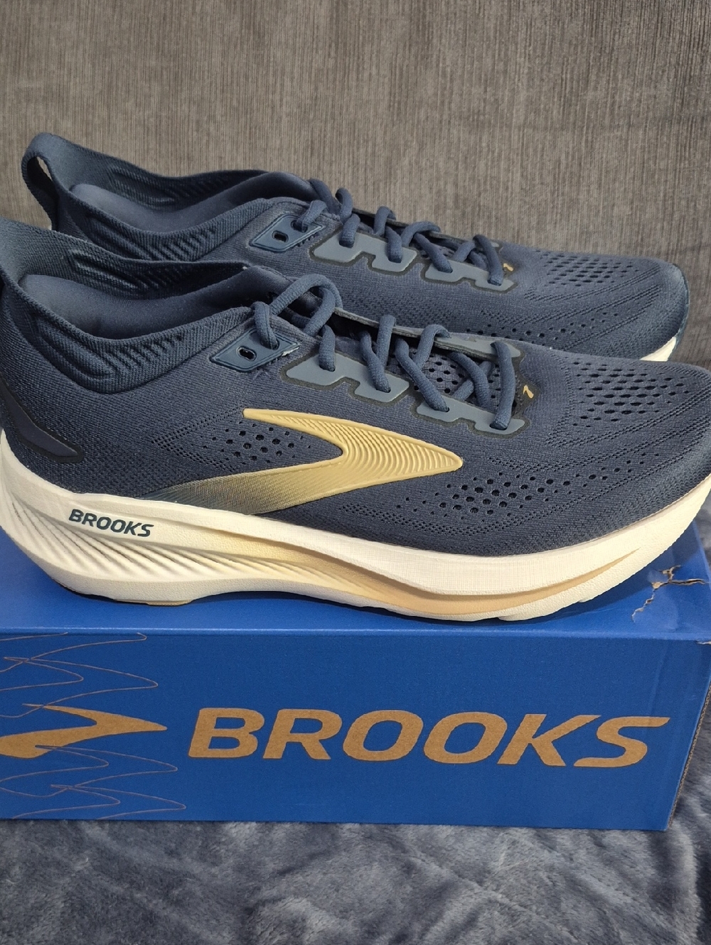 Brooks Glycerin 23 Men's 10 M Navy and Gold Running Sneakers